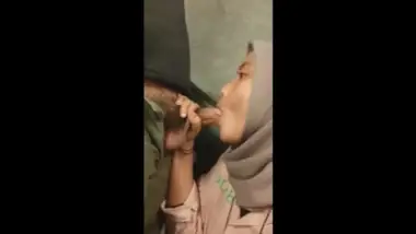 Bokep Hijab Diminta Puasin Pasangan Nyepong di Kasur poster