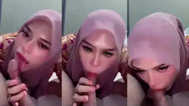 Bokep Indo Jilbab Ahli Menghisap Sangat Profesional poster