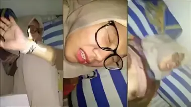 Bokep Jilbab SMA Kacamata Memek Tembem Langka Lumer Hot poster