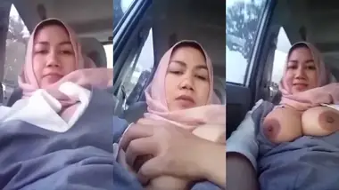 Bokep Jilbab Tante Pamer Toket Gede di Mobil Basah poster