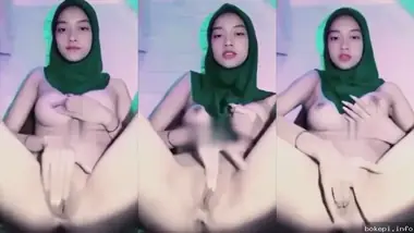 Cewek Hijab Cantik Colmek Basah Sampe Muncrat poster