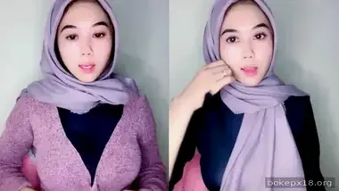 Tiktoker Imut Pamer Body Hot Di Live Lumer WOT poster